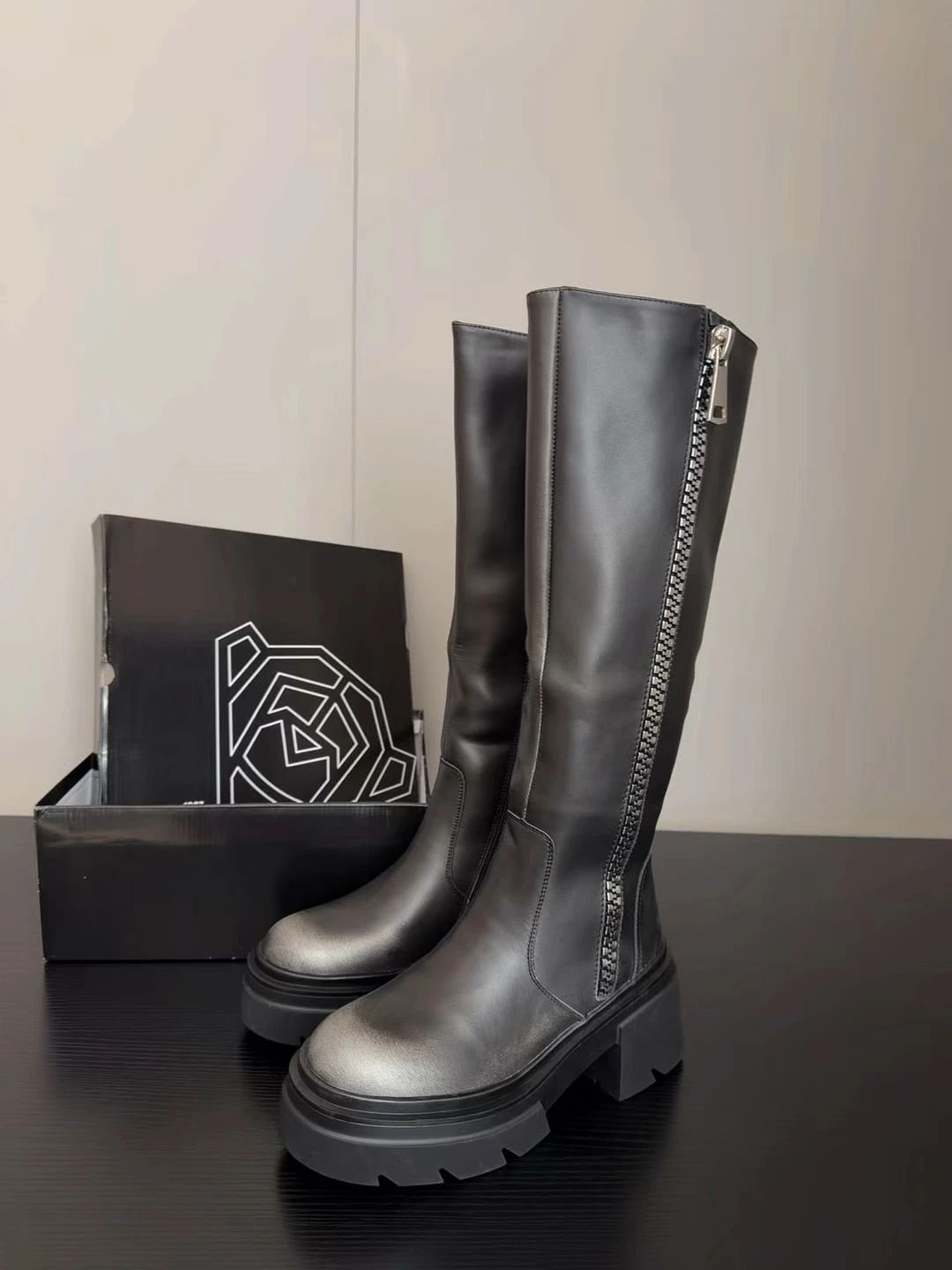 陨石色 墨黑色 不可穿透 圆头 皮革  - VALI鞋履AI设计主图