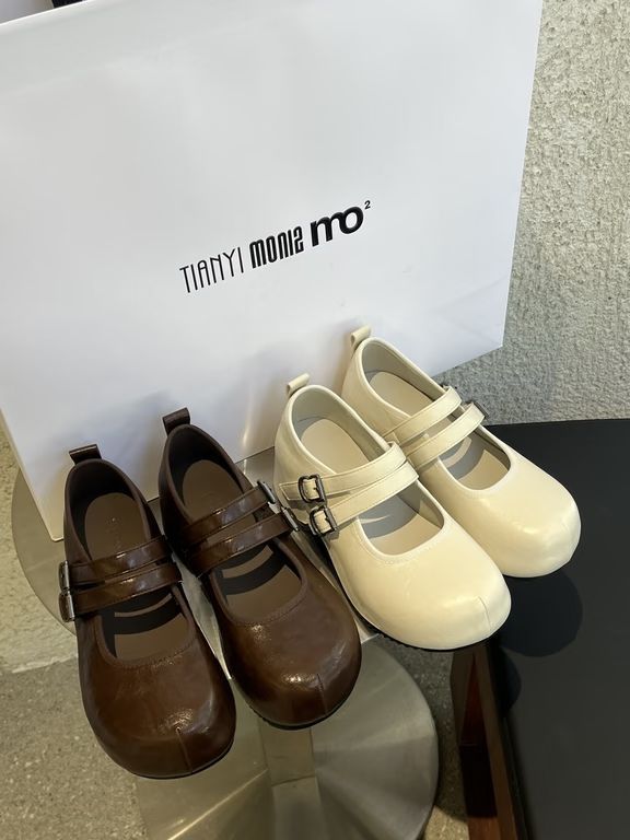 透明黄 茴芹花 淡黄色 圆头 袢扣 中口鞋 皮革 