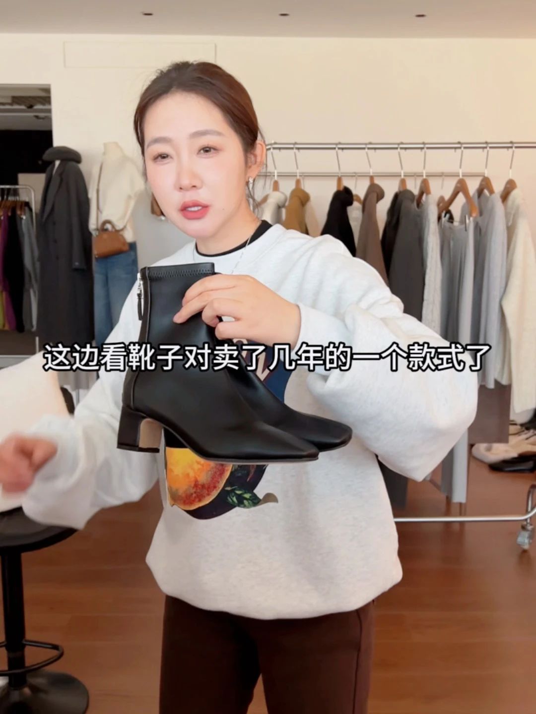 针织面料 H型 圆形领 中长袖 基础袖 局部印染 印花 黑美人 寺庙灰 古裙衬  - VALI鞋履AI设计主图