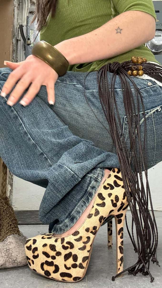 高跟 粗跟 咖啡褐色 阿芬宾舍犬 乳酪色 圆头 低帮 一脚蹬 浅口鞋 皮革 