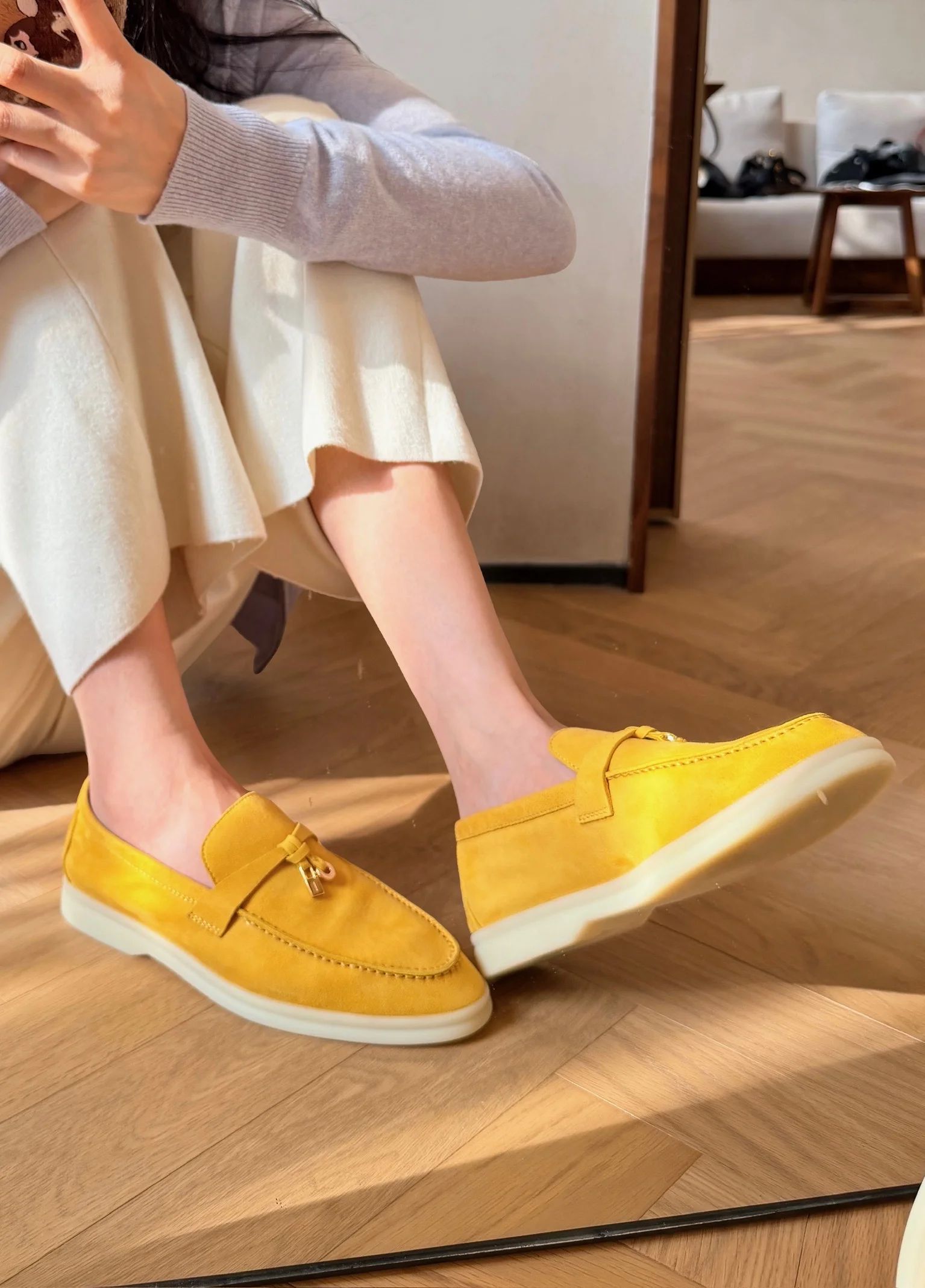 太阳能色 水仙花色 玉米黄 圆头 低帮 一脚蹬 深口鞋 皮革  - VALI鞋履AI设计主图