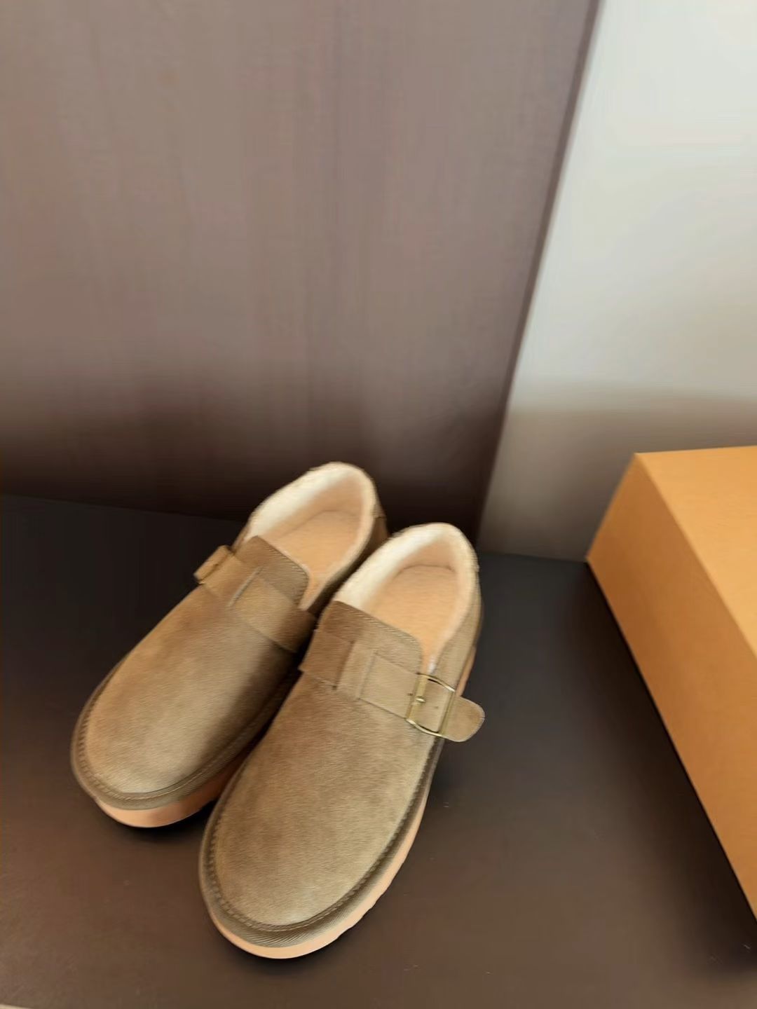 云雀色 第戎黄 橡皮色 圆头 低帮 袢扣 深口鞋 皮革  - VALI鞋履AI设计主图