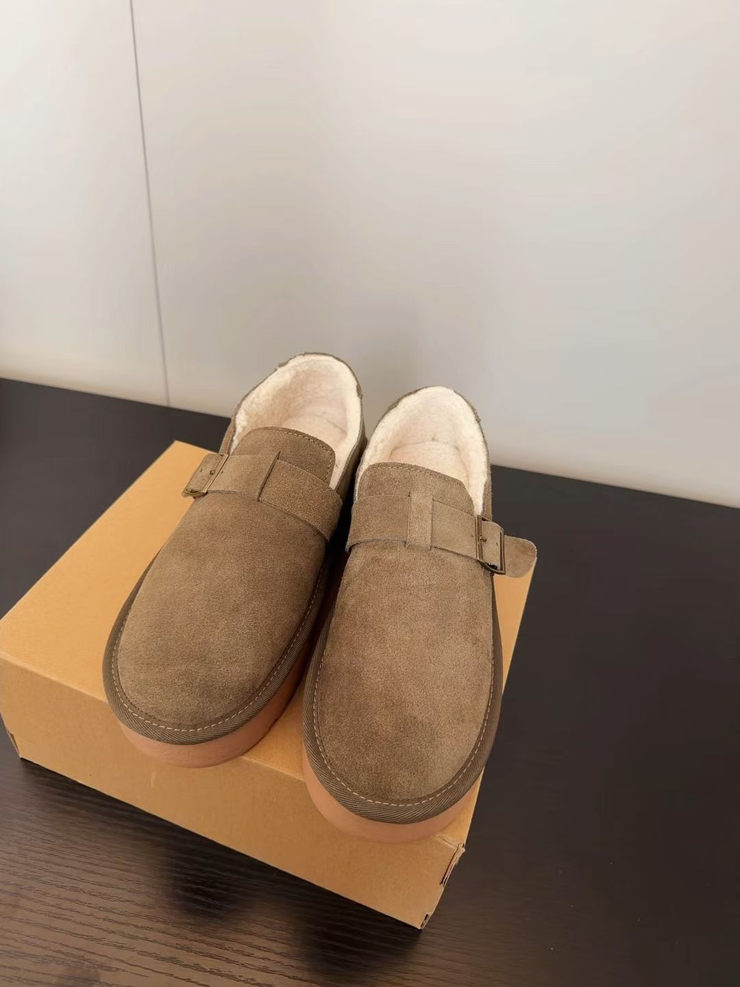 烟草色 五子雀 雌鹿色 圆头 无帮 袢扣 皮革  - VALI鞋履AI设计主图