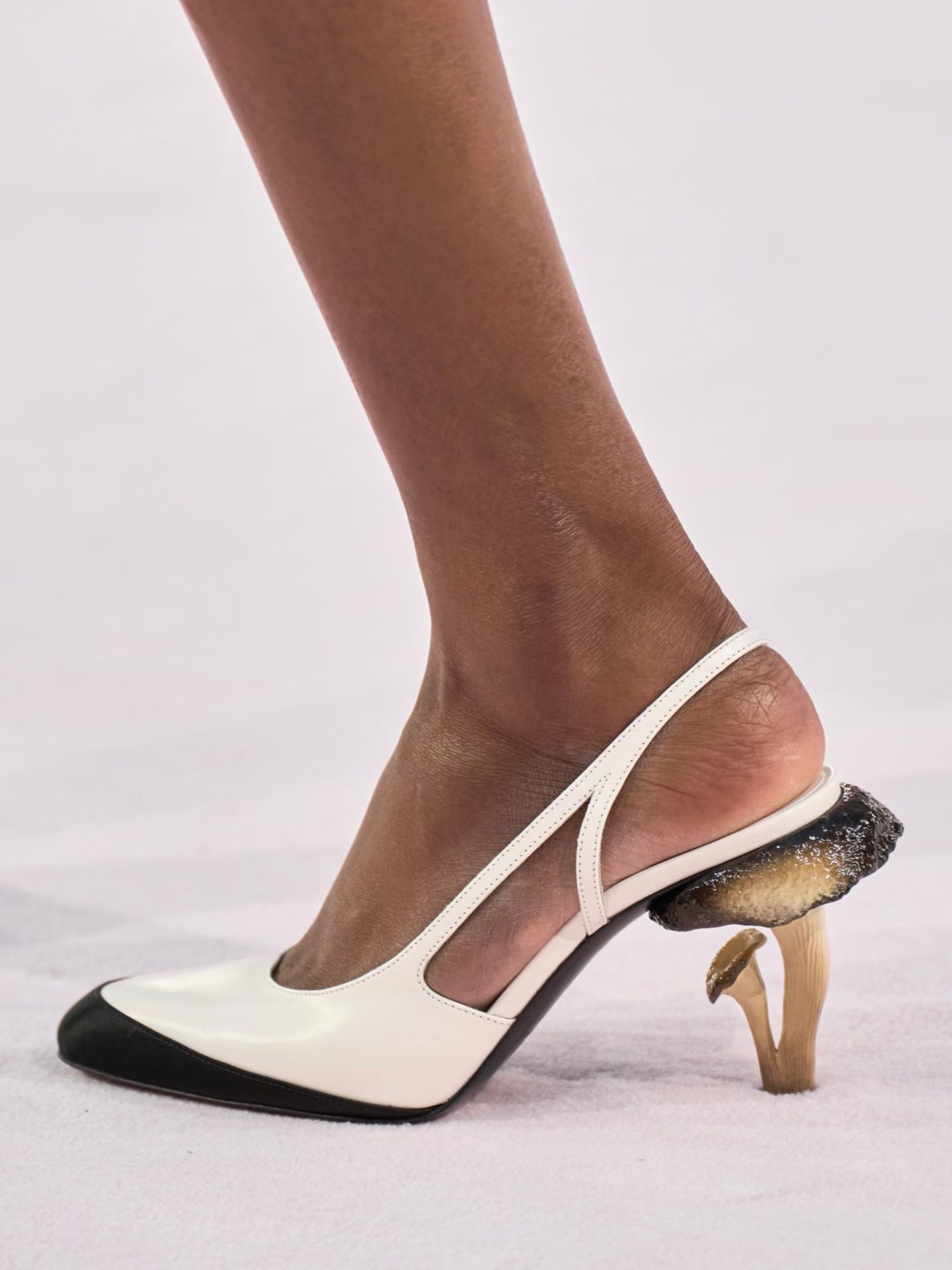 中跟 异形跟 橡子色 角豆果色 陨石色 无帮 皮革  - VALI鞋履AI设计主图