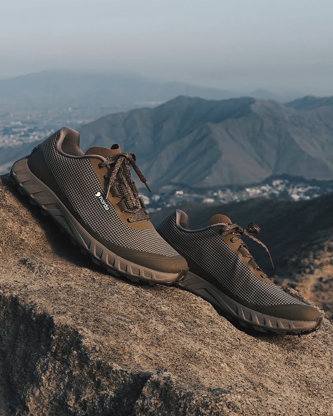 深洞 咖啡褐色 巧克力豆色 低帮 系带 网面  - VALI鞋履AI设计主图