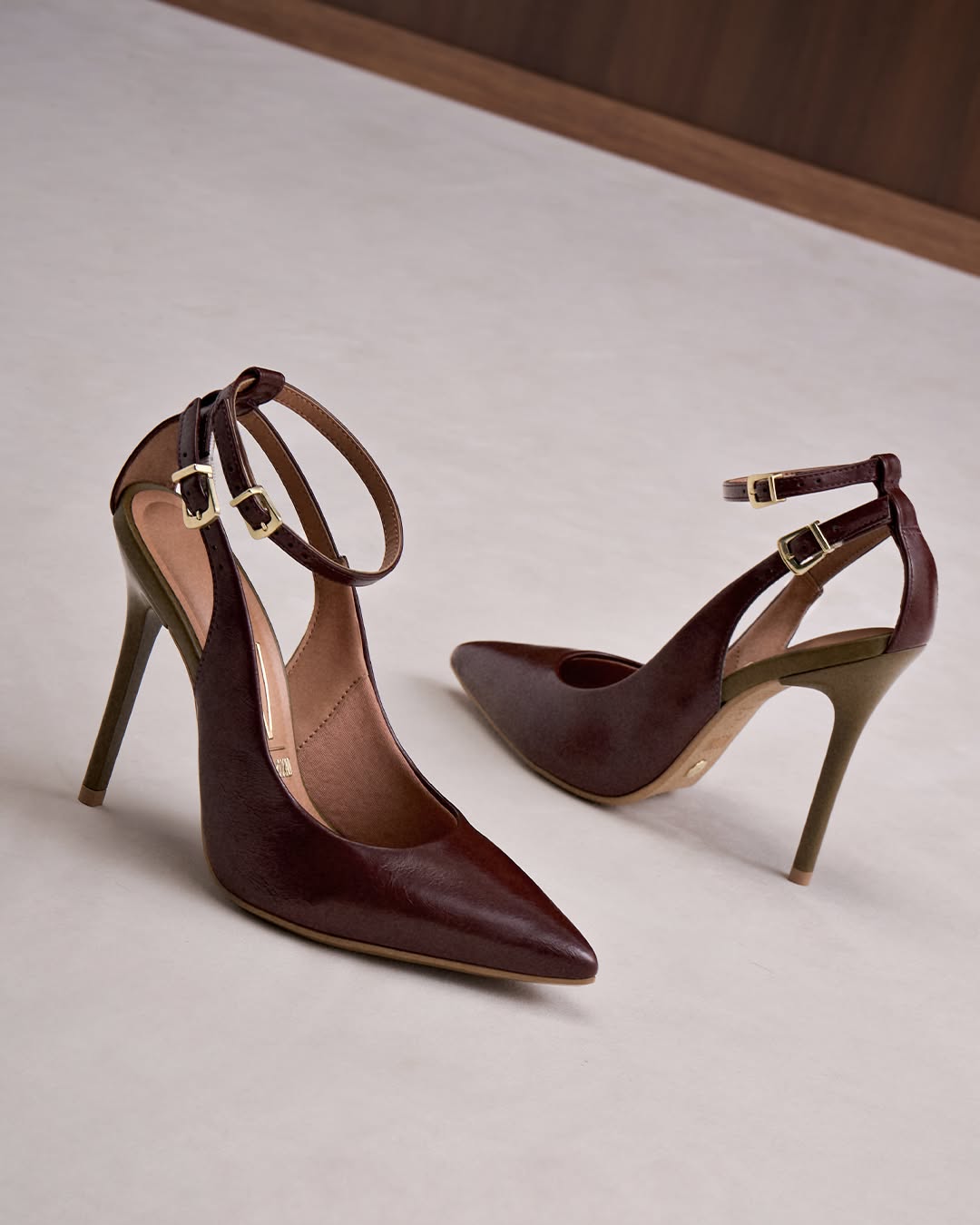 高跟 细跟 巧克力软糖 土褐色 剑桥棕 无帮 袢扣 皮革  - VALI鞋履AI设计主图
