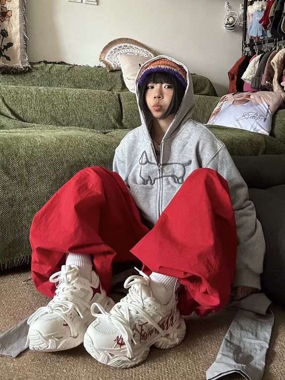 针织面料 H型 连帽领 中长袖 基础袖 拼接 绣花 一品红 烧结砖色 桑巴红 基础绳带 基础拉链  - VALI鞋履AI设计主图