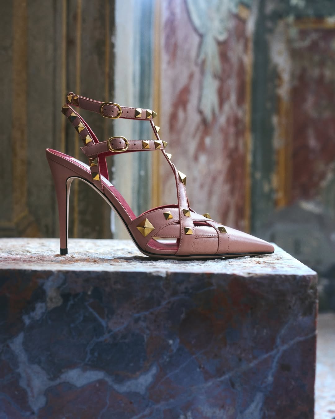 高跟 细跟 巧克力软糖 刨花巧克力 亮白 无帮 袢扣 皮革  - VALI鞋履AI设计主图