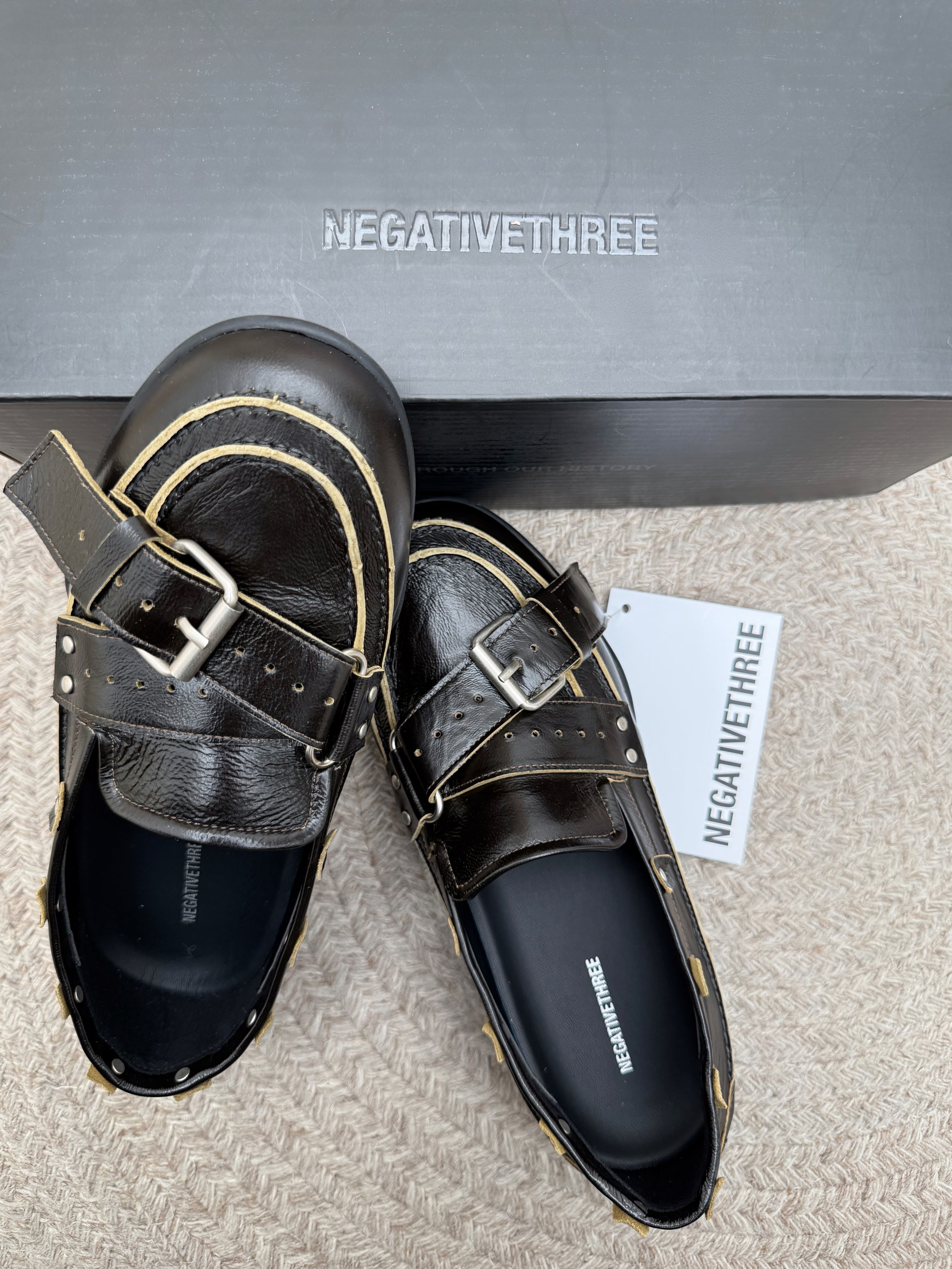 燕尾服 暗影蓝 氧化铁 圆头 低帮 袢扣 深口鞋 皮革  - VALI鞋履AI设计主图