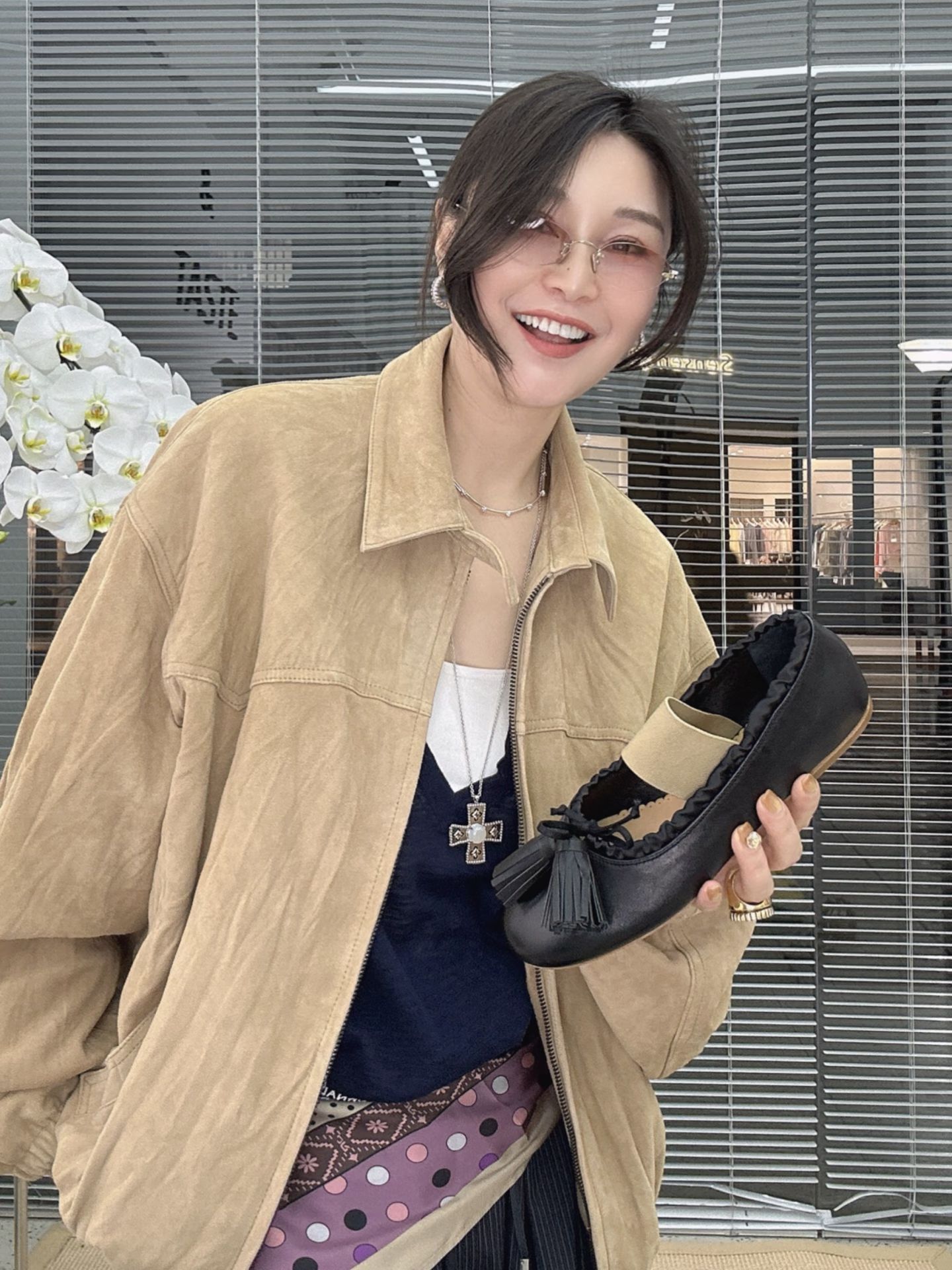 麂皮绒 H型 翻领 中长袖 基础袖 米黄色 小麦色 暖沙色 基础拉链  - VALI鞋履AI设计主图