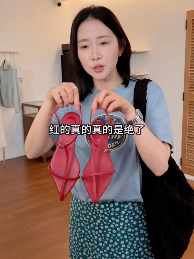 针织面料 圆形领 基础袖 局部印染 印花 燕尾服 深枣红色 一串红色 韩系休闲 休闲 