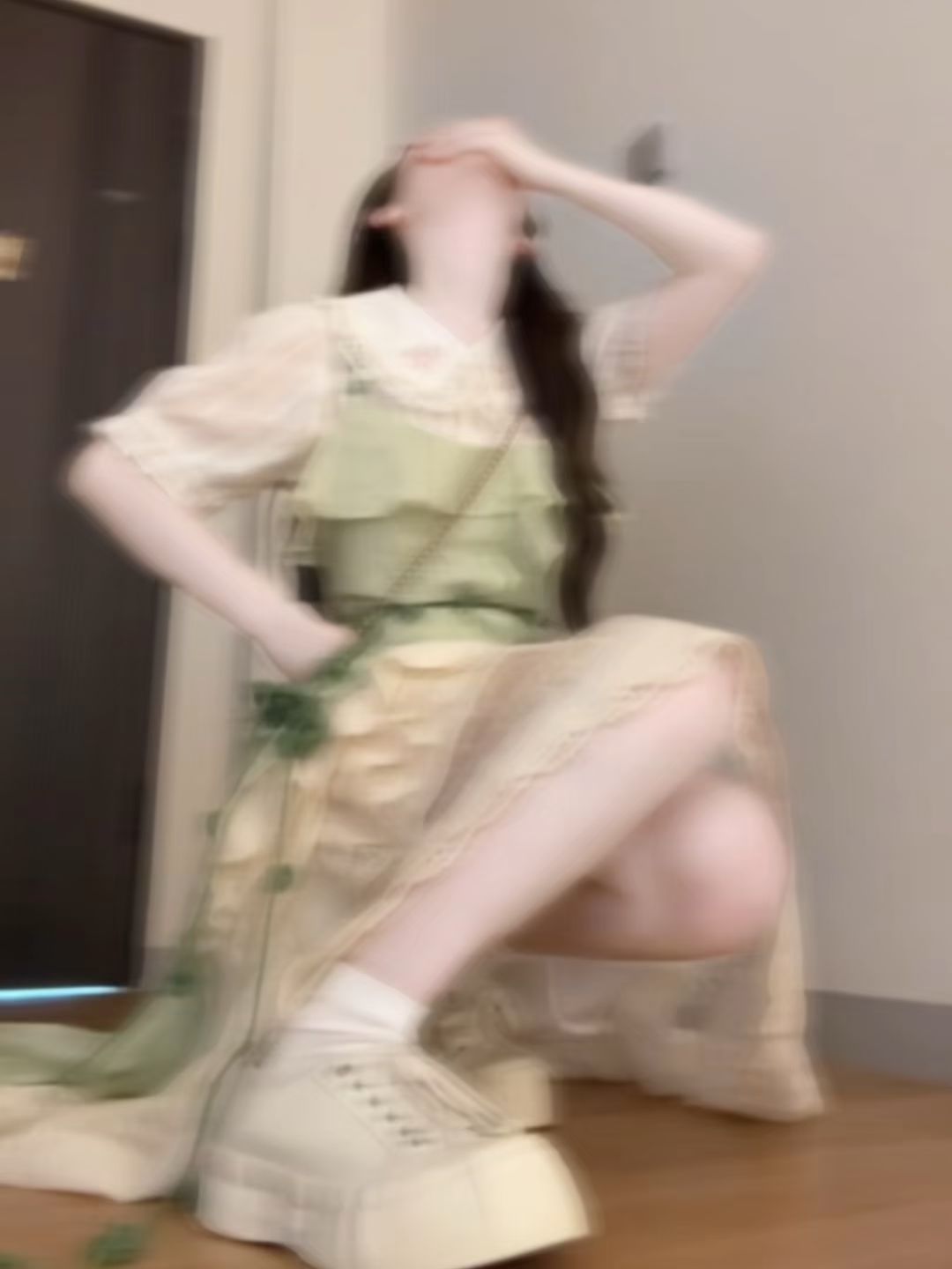 纱 X型 翻领 中袖 满印&循环 层叠 荷叶边 霜杏色 纯粹的幸福 浅卡其色  - VALI鞋履AI设计主图