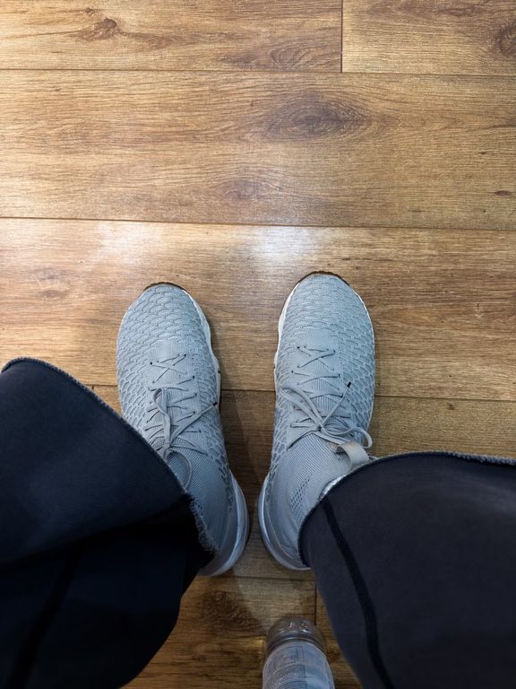 剪影 浅天蓝色 雾蓝色 系带 网面  - VALI鞋履AI设计主图