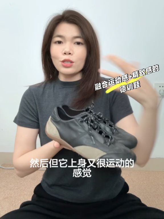 针织面料 H型 圆形领 短袖 基础袖 局部印染 印花 无底洞 湍流色 灰色瓦片  - VALI鞋履AI设计主图