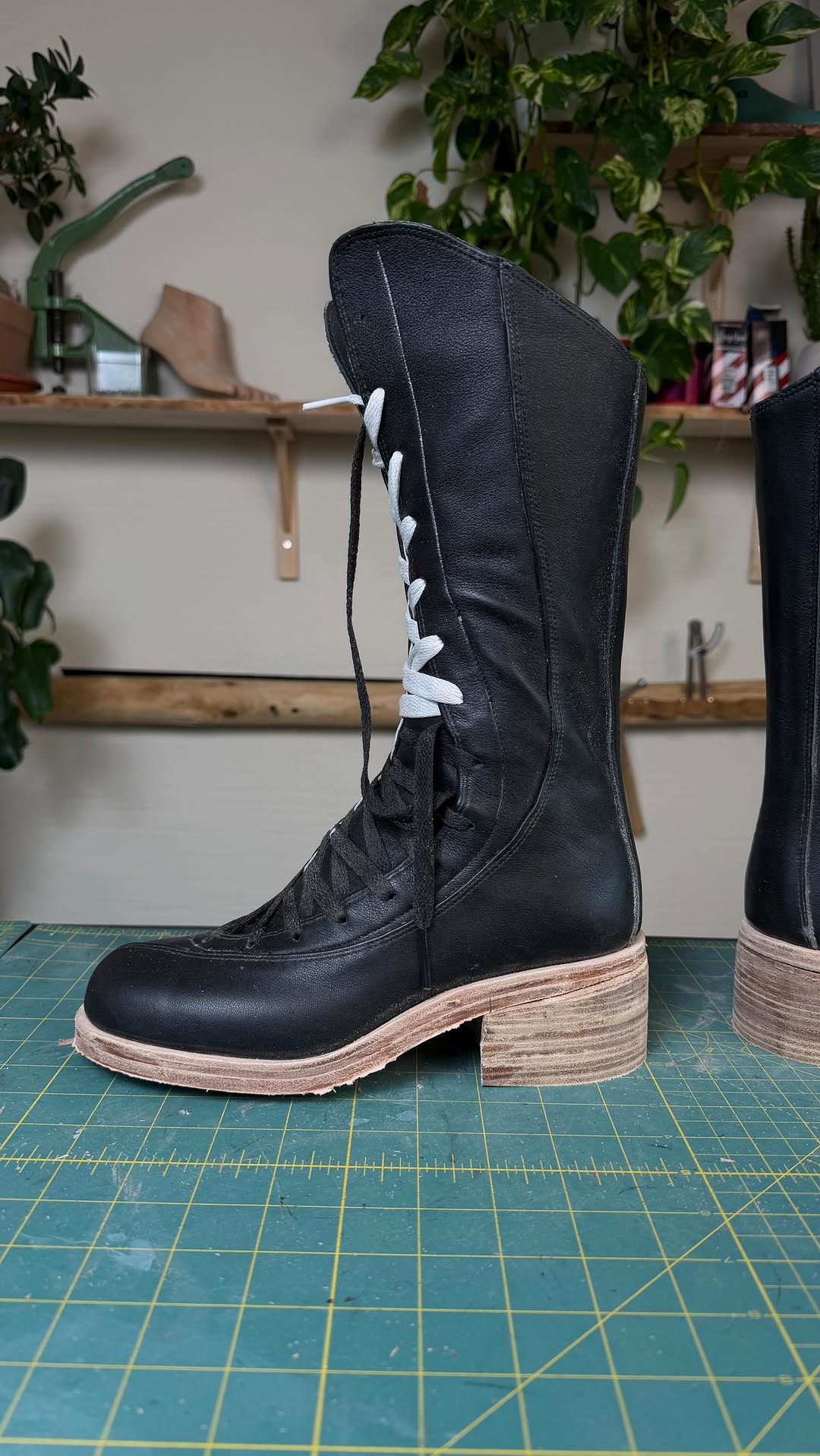 暗深蓝黑色 深黑蓝色 墨色 系带 皮革  - VALI鞋履AI设计主图