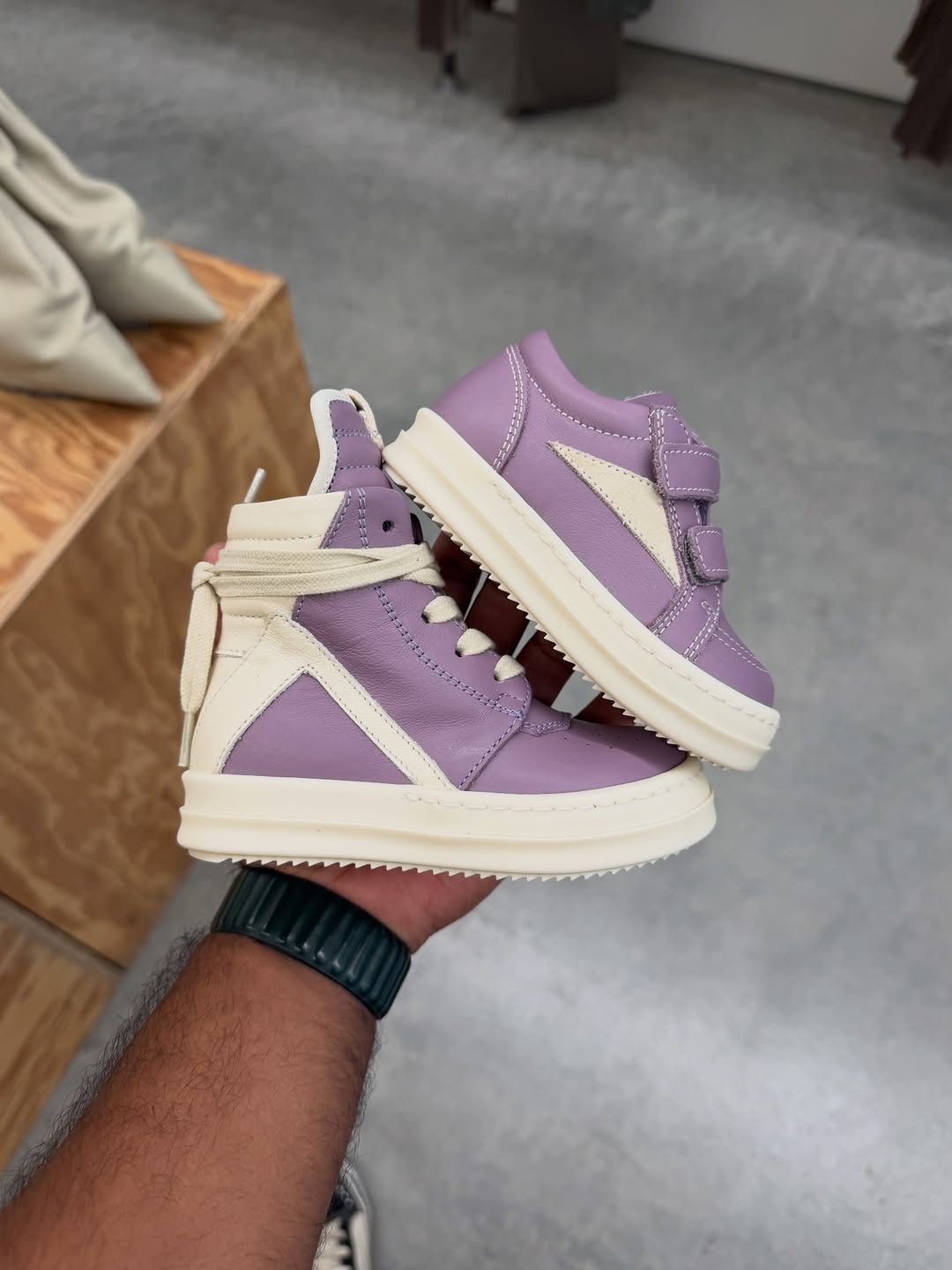 斑鸠色 豆腐 轻白色 中帮 系带 魔术贴 皮革  - VALI鞋履AI设计主图