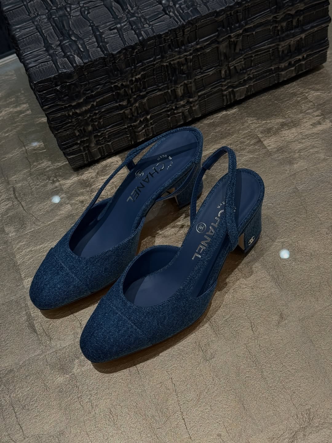 中跟 粗跟 选美蓝 勋章蓝 泰坦 无帮 布面  - VALI鞋履AI设计主图