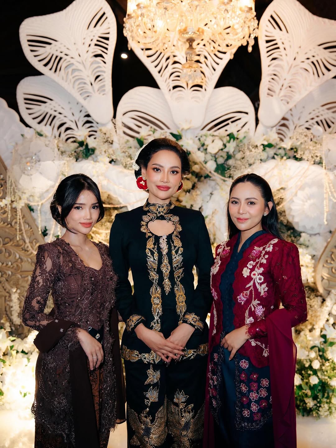 提花 V领 中长袖 满印&循环 绣花 边缘装饰 大红色 海蓝色  - VALI鞋履AI设计主图