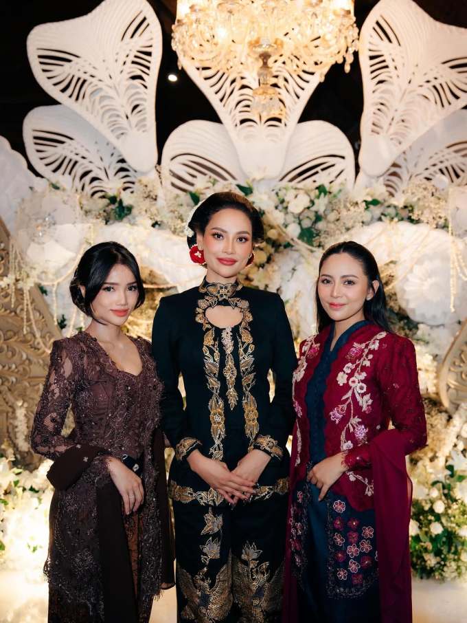 提花 V领 中长袖 满印&循环 绣花 边缘装饰 大红色 海蓝色 