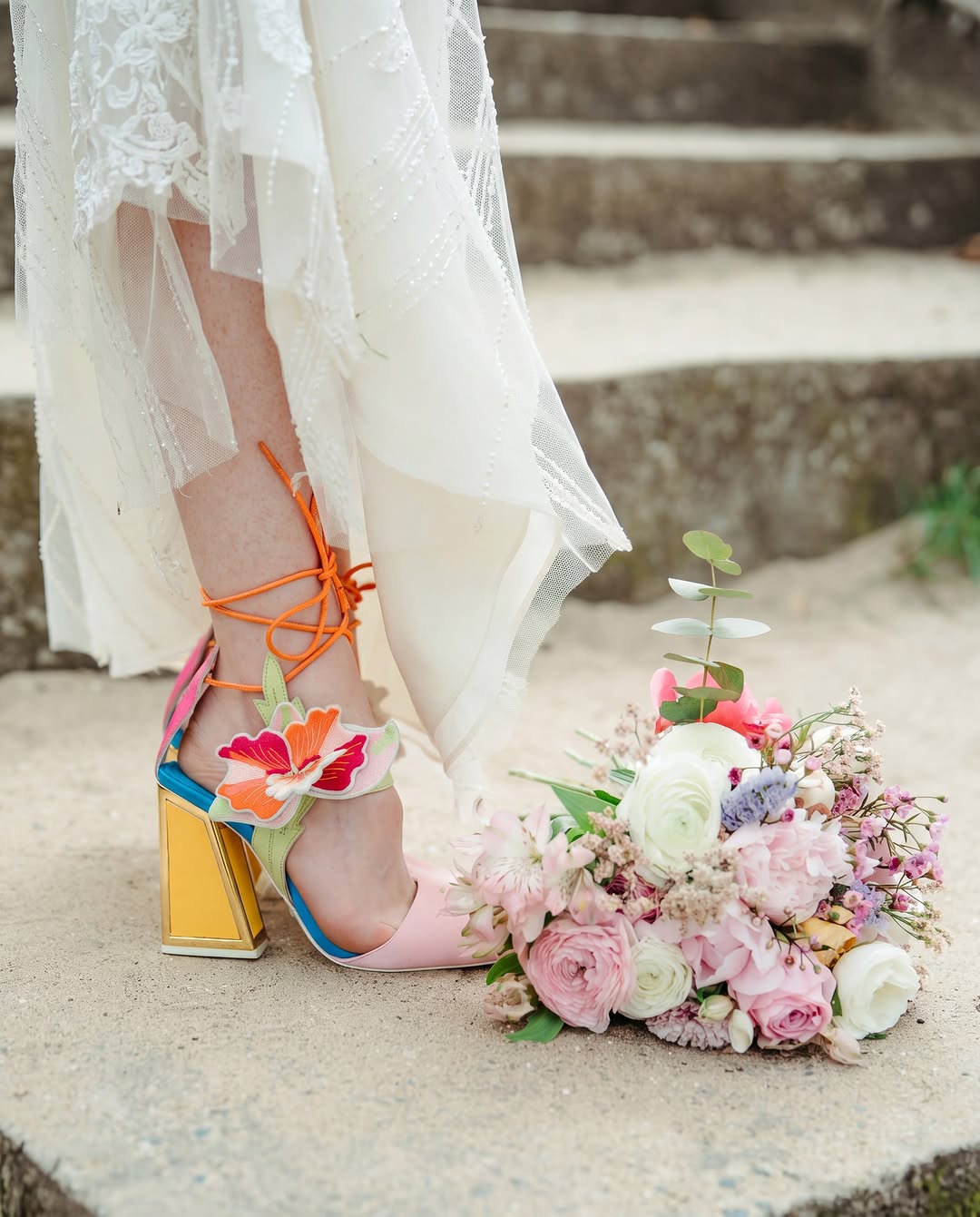 高跟 粗跟 红褐粉 砖坯粉 水仙花色 无帮 系带  - VALI鞋履AI设计主图