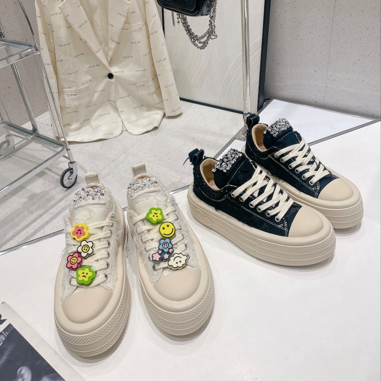 明星赵露思同款粗花昵DIY笑脸挂饰厚底休闲小白鞋帆布鞋主图