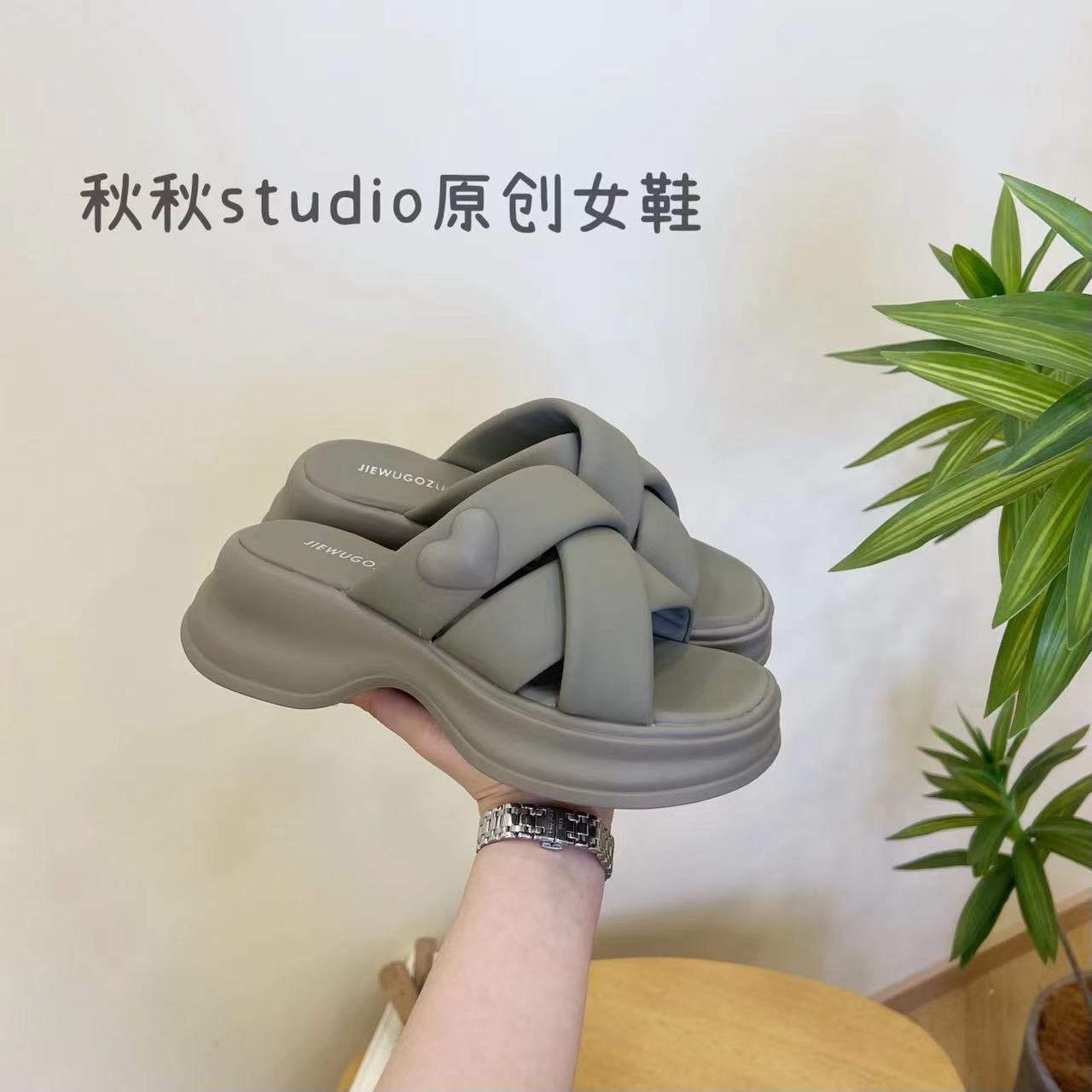 【秋秋女鞋】2023夏季设计师爆款百搭爱心小锁扣软底沙滩凉鞋933主图