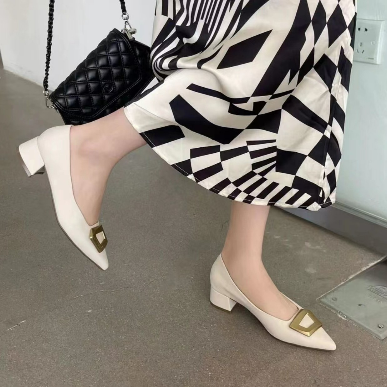C14390气质百搭浅口尖头方跟女式高跟鞋主图