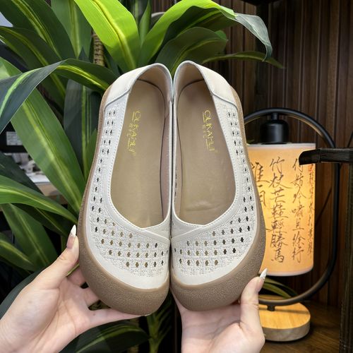 25330夏季新款镂空透气不闷脚凉鞋防滑软底软面舒适百搭妈妈鞋女主图