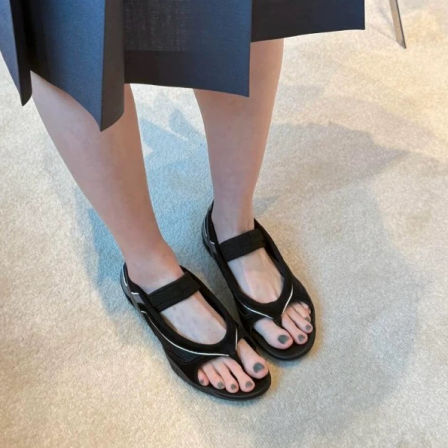 一字带夹趾凉鞋女25年夏新款拼色露趾真皮休闲平底舒适运动玛丽珍