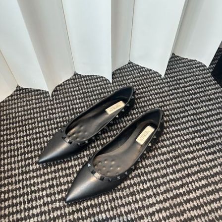 新品铆钉鞋平底鞋尖头单鞋大码女鞋