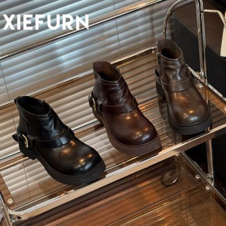 XIEFURN/鞋夫人百搭英伦风皮带扣马丁靴2025秋冬新款复古褶皱短靴