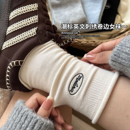 白色卷边堆堆袜子女春秋款ins潮羊毛中筒袜女刺绣长袜配勃肯鞋