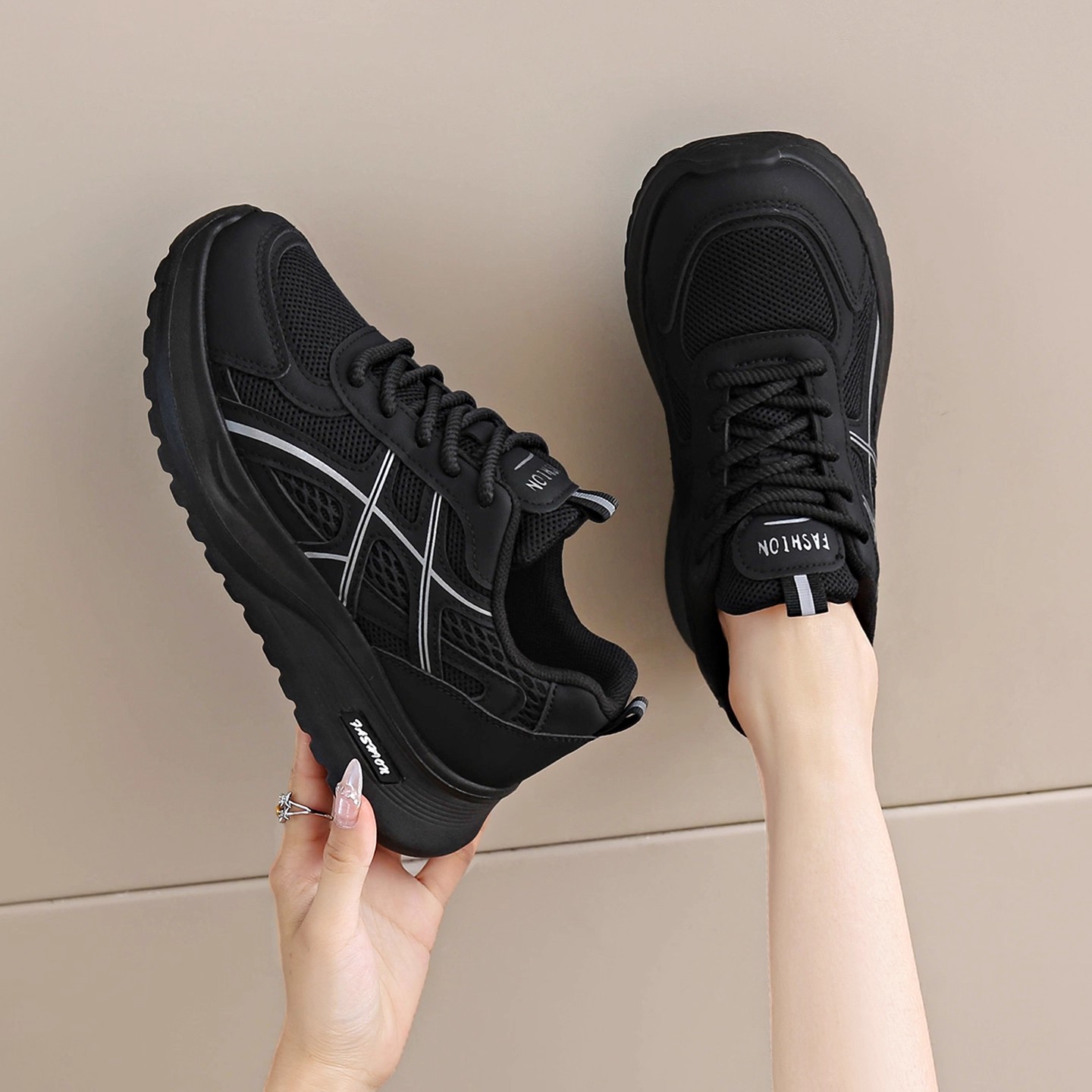 踩屎感黑色女鞋2025新款秋季网面轻便休闲运动鞋软底不累脚老爹鞋主图