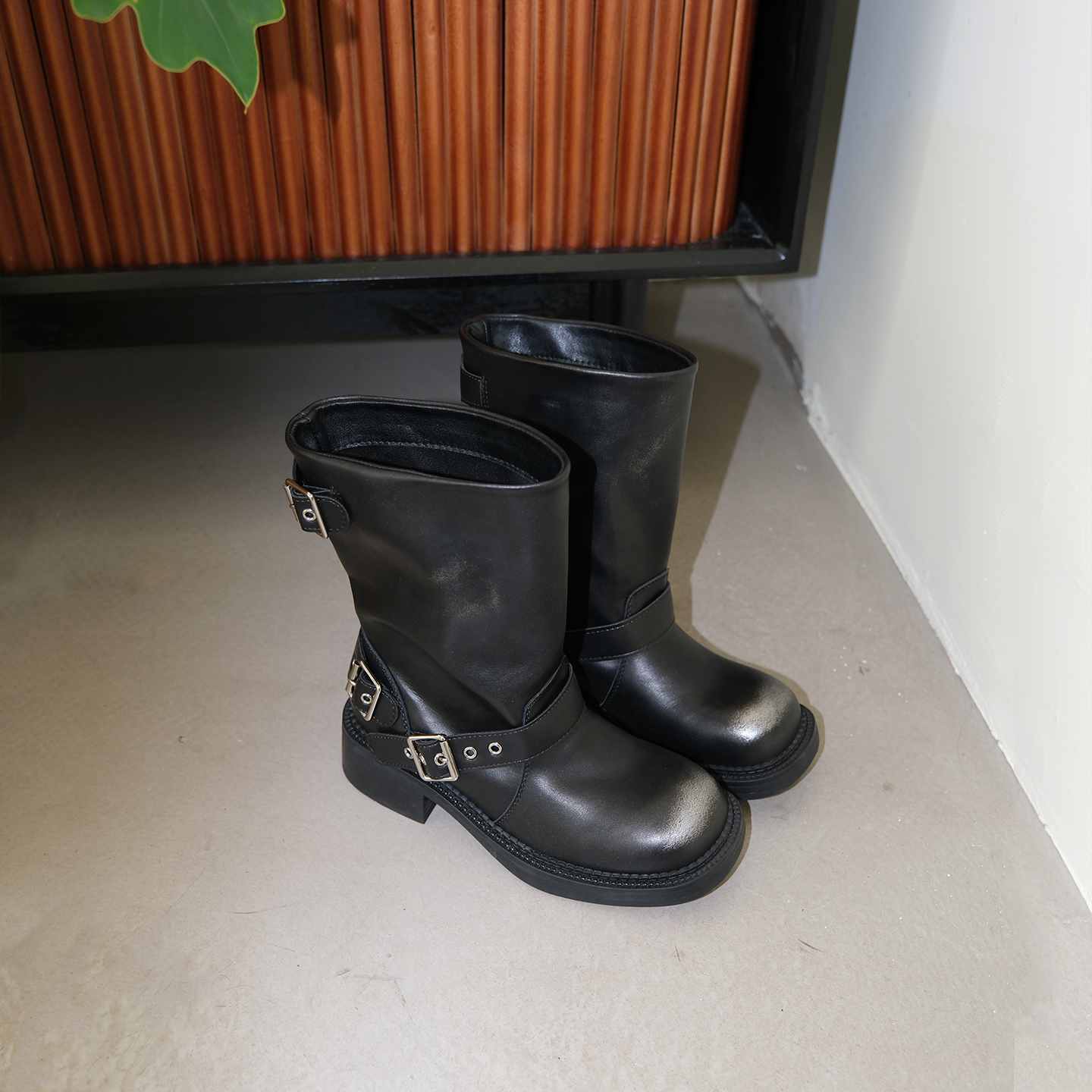 Mooreyu原创牛皮短靴女2025秋冬新款圆头复古粗跟短筒黑色骑士靴主图