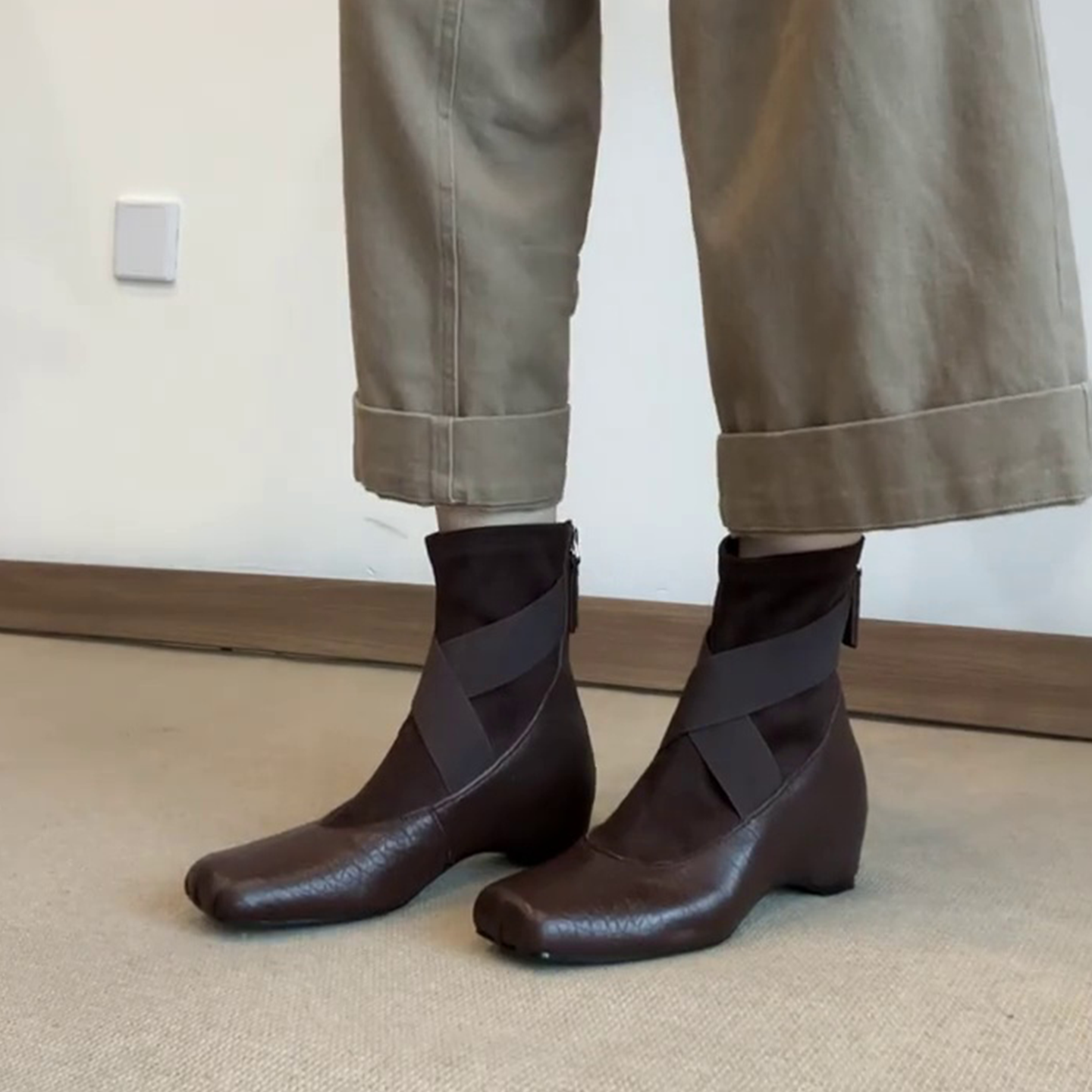 羊皮版~时尚气质粗跟小方头短靴法式复古女交叉带后拉链瘦瘦靴子主图