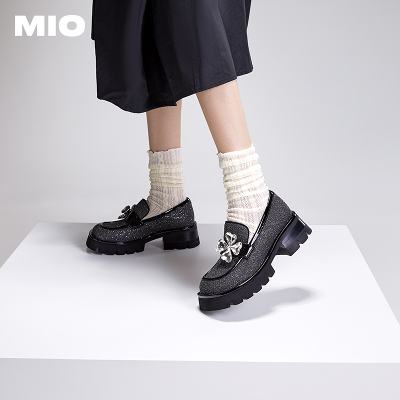 【智心浪漫】MIO米奥2024年秋季圆头中跟女鞋四叶草钻饰乐福鞋主图