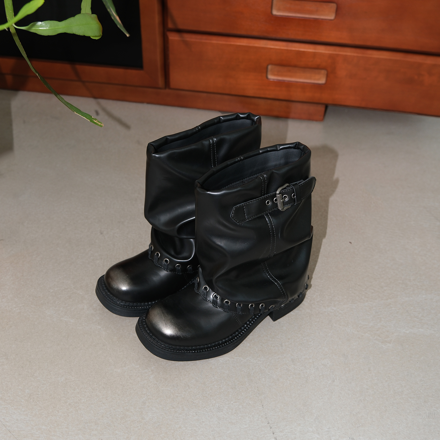 Mooreyu原创黑色粗跟短靴女小众牛皮圆头显瘦机车复古短筒骑士靴主图