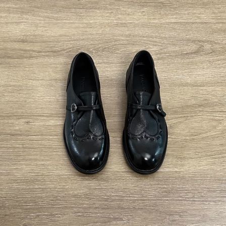 Dannyfrey文艺布洛克风早秋新款复古圆头T字雕花真皮通勤乐福鞋女