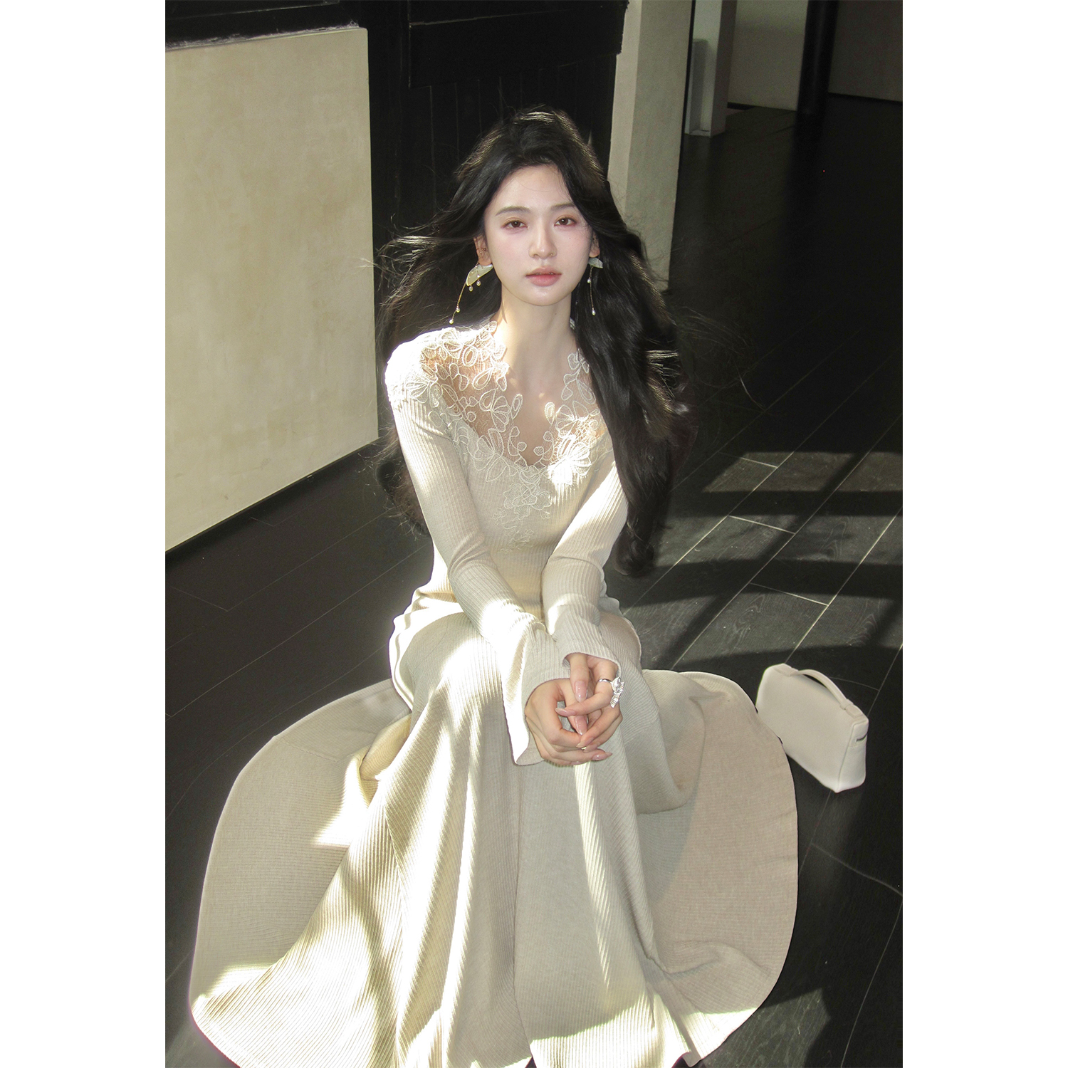 从一时刻【不知雪】温柔氛围感蕾丝v领针织连衣裙收腰显瘦a摆长裙主图