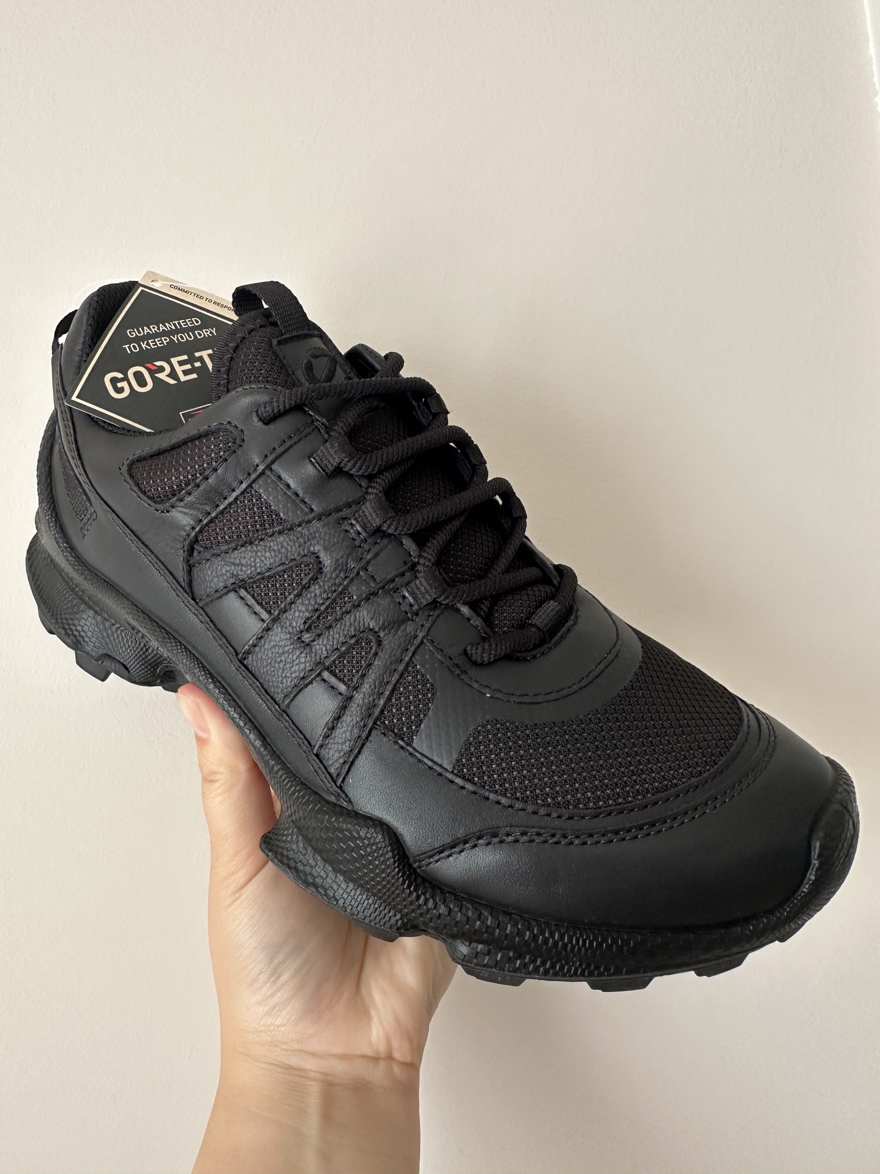 【年中折扣】ECCO爱步男款防水踪迹户外防滑休闲鞋 803254 全新主图