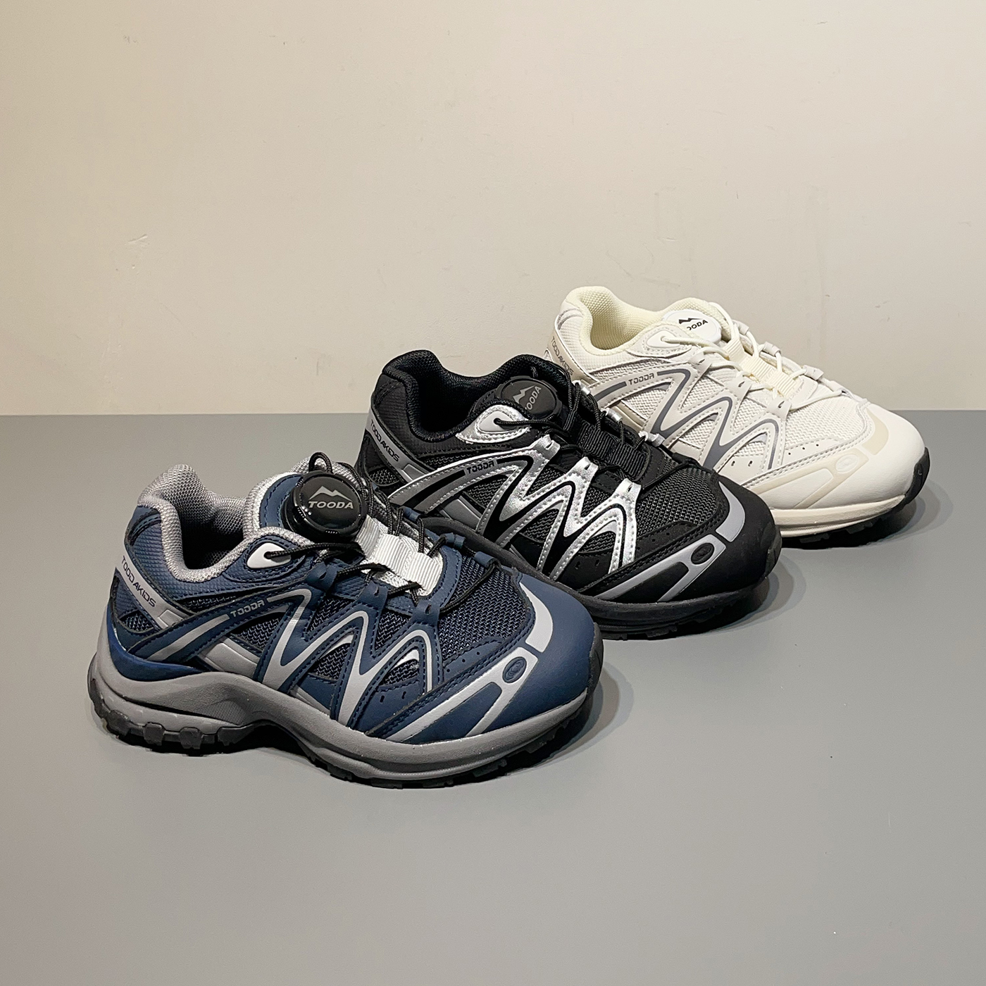 左左家中大童户外露营徒步防踢防滑登山鞋秋季轻便软底旋钮运动鞋主图