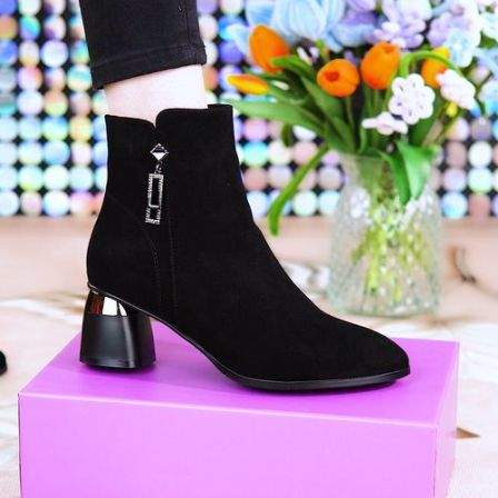 水晶蝶2025新款时尚百搭短靴黑色粗跟加绒尖头短筒跟鞋秋冬季中跟
