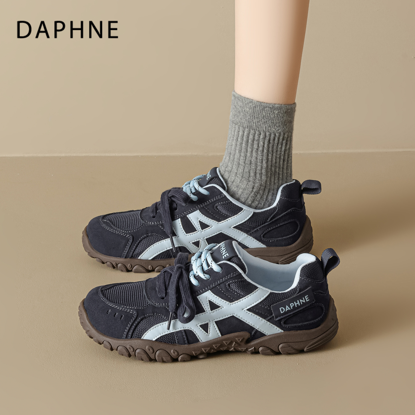 达芙妮软底阿甘德训鞋女2025秋季新款舒适休闲鞋不累脚软底运动鞋主图