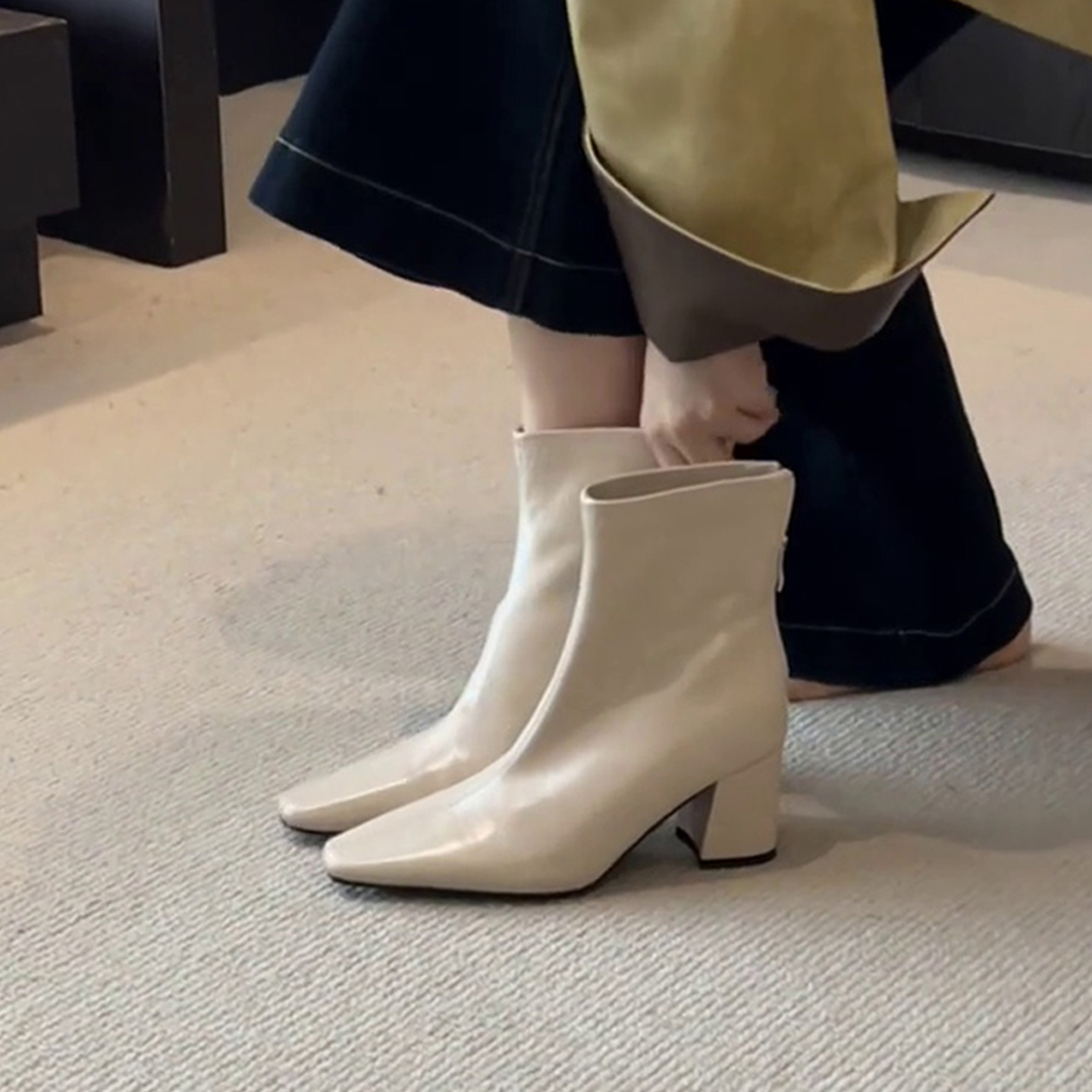 羊皮版~法式方头高跟靴后拉链显瘦简约气质瘦瘦靴女白色粗跟短靴主图