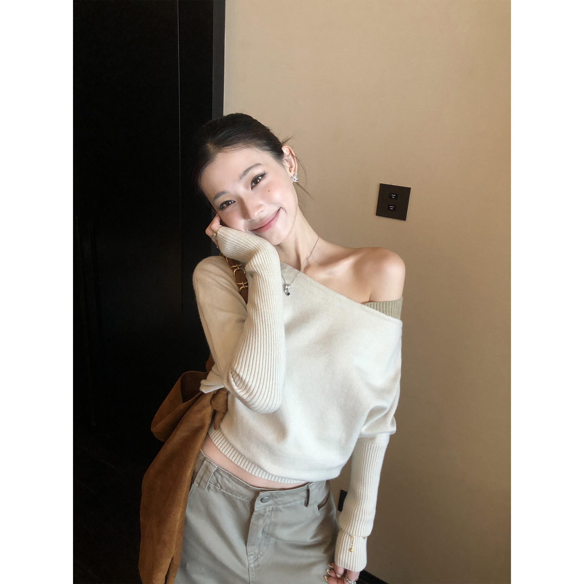 辰米范 秋日赴约 撞色斜肩拼接长袖毛衣针织衫女气质露肩慵懒上衣主图