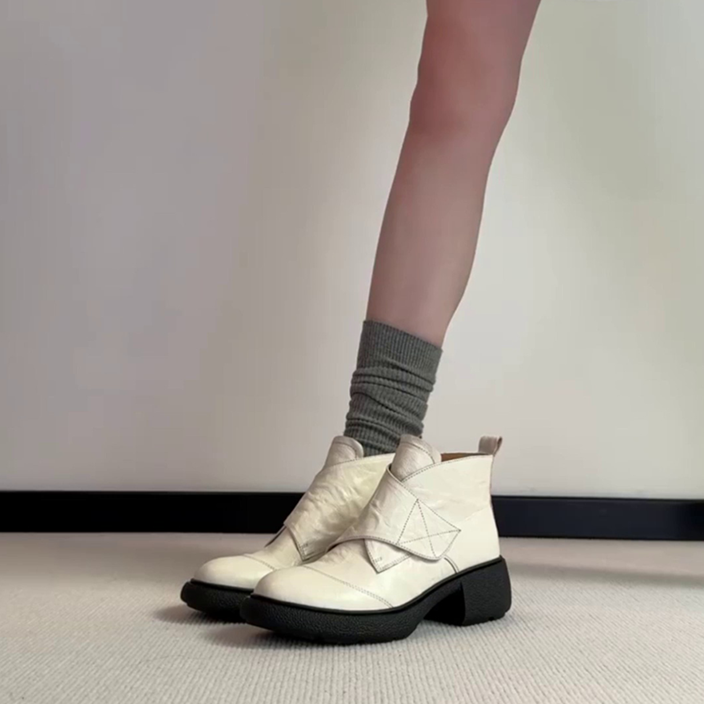 羊皮版~法式粗跟圆头魔术贴时尚小众显腿长秋季新款女百搭马丁靴主图