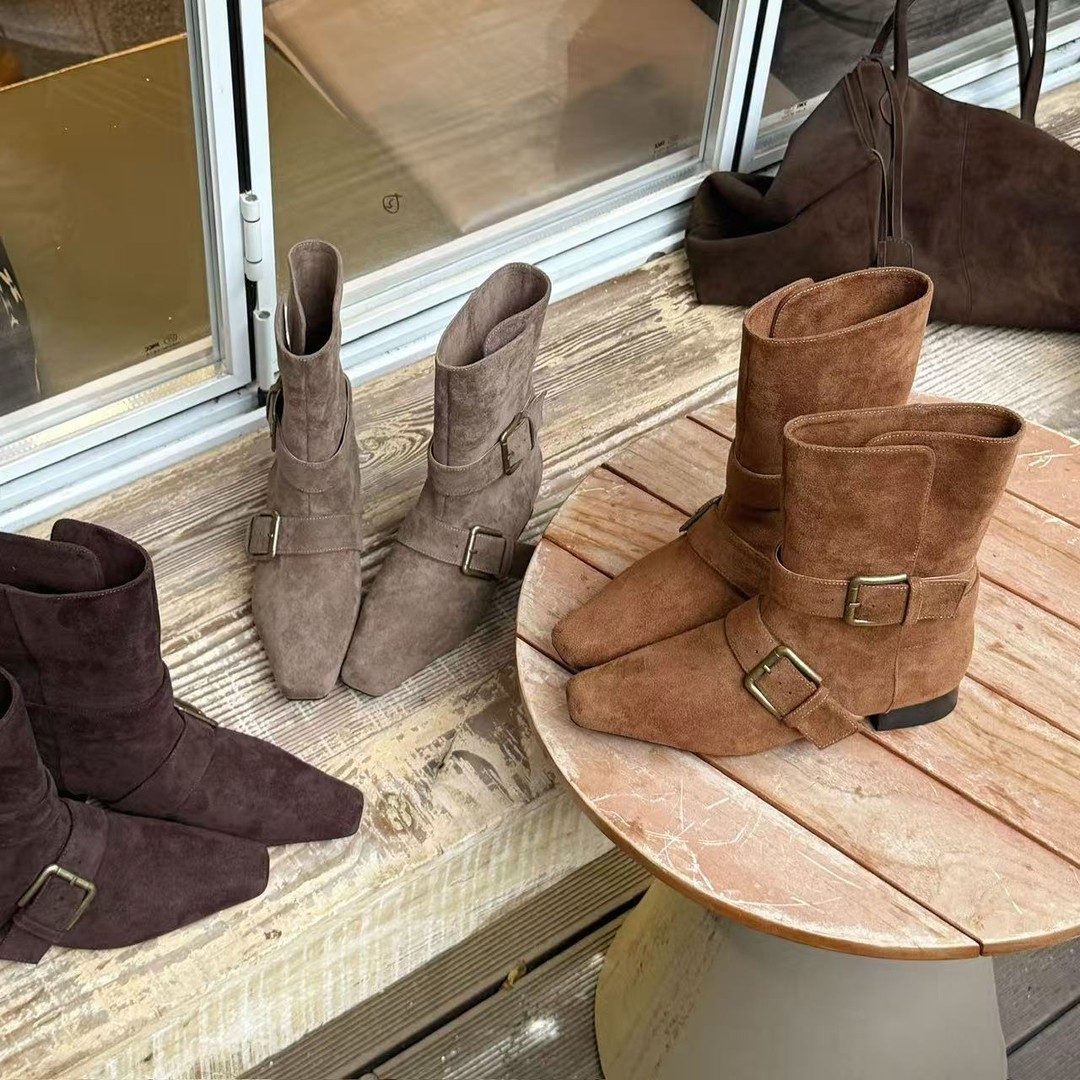 小发喵「复古金属搭扣短靴｜暖棕色调演绎低调奢华质感」777主图