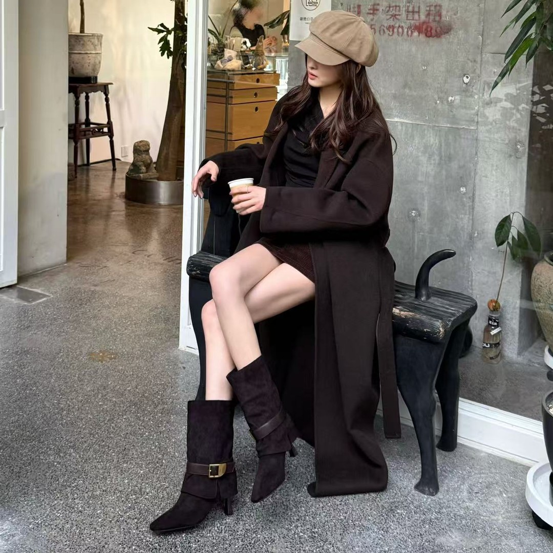 小发喵「绒面金属扣中筒靴｜暗调质感秋冬通勤奢感高阶穿搭单品」主图