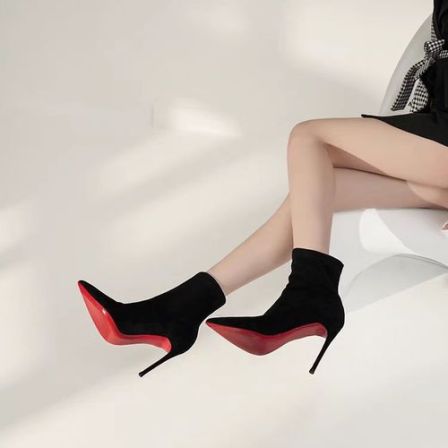 读媄8.5cm尖头细跟瘦瘦靴女绒面软底红底舒适高跟短靴X802