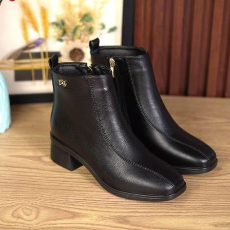 黑色靴子女款真皮妈妈皮鞋加绒女士短靴秋冬款50岁洋气后妈鞋子